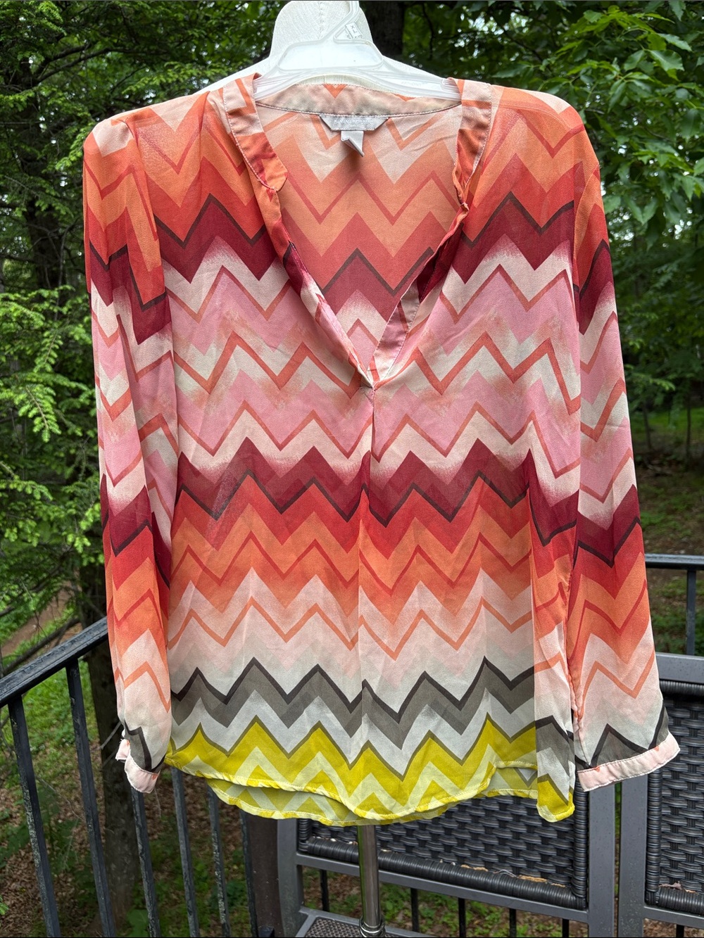 Banana Republic Women’s Chevron V-Neck Blouse in Coral Pink Multi Sz M